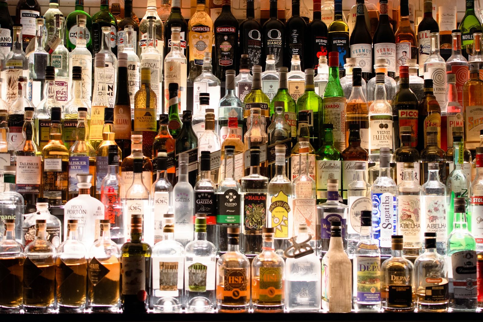 Diverse alkoholflasker og drikkevarer