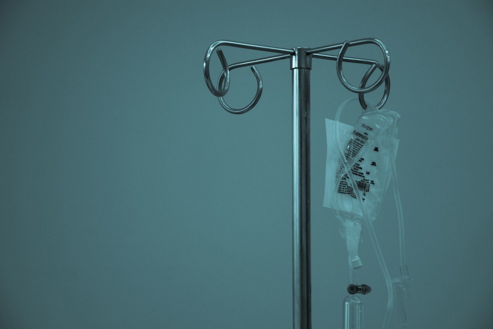 Dextrose IV-pose hengt på stativstang på sykehus