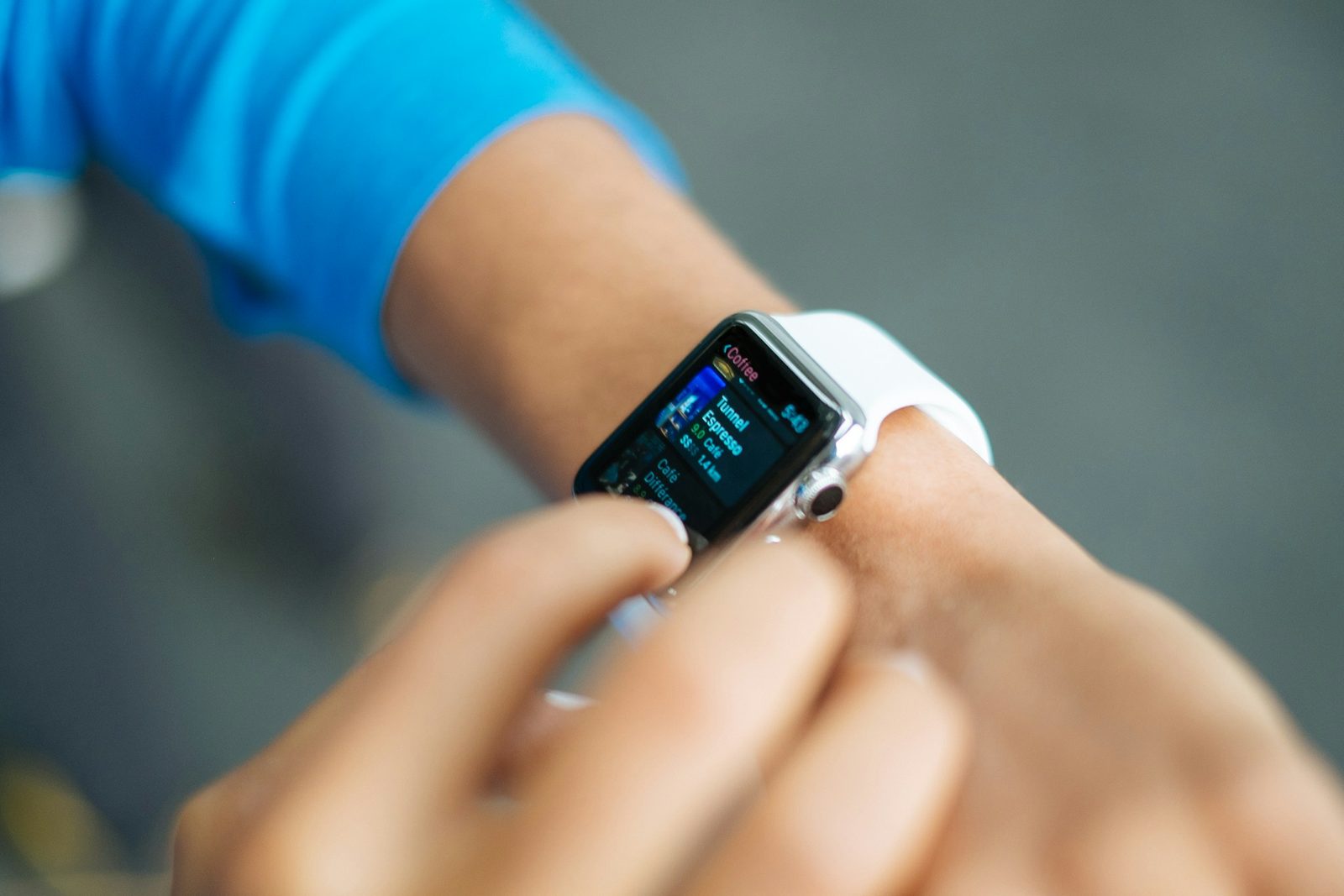 Person med sølv Apple Watch med hvitt Sport Band – pulsovervåking