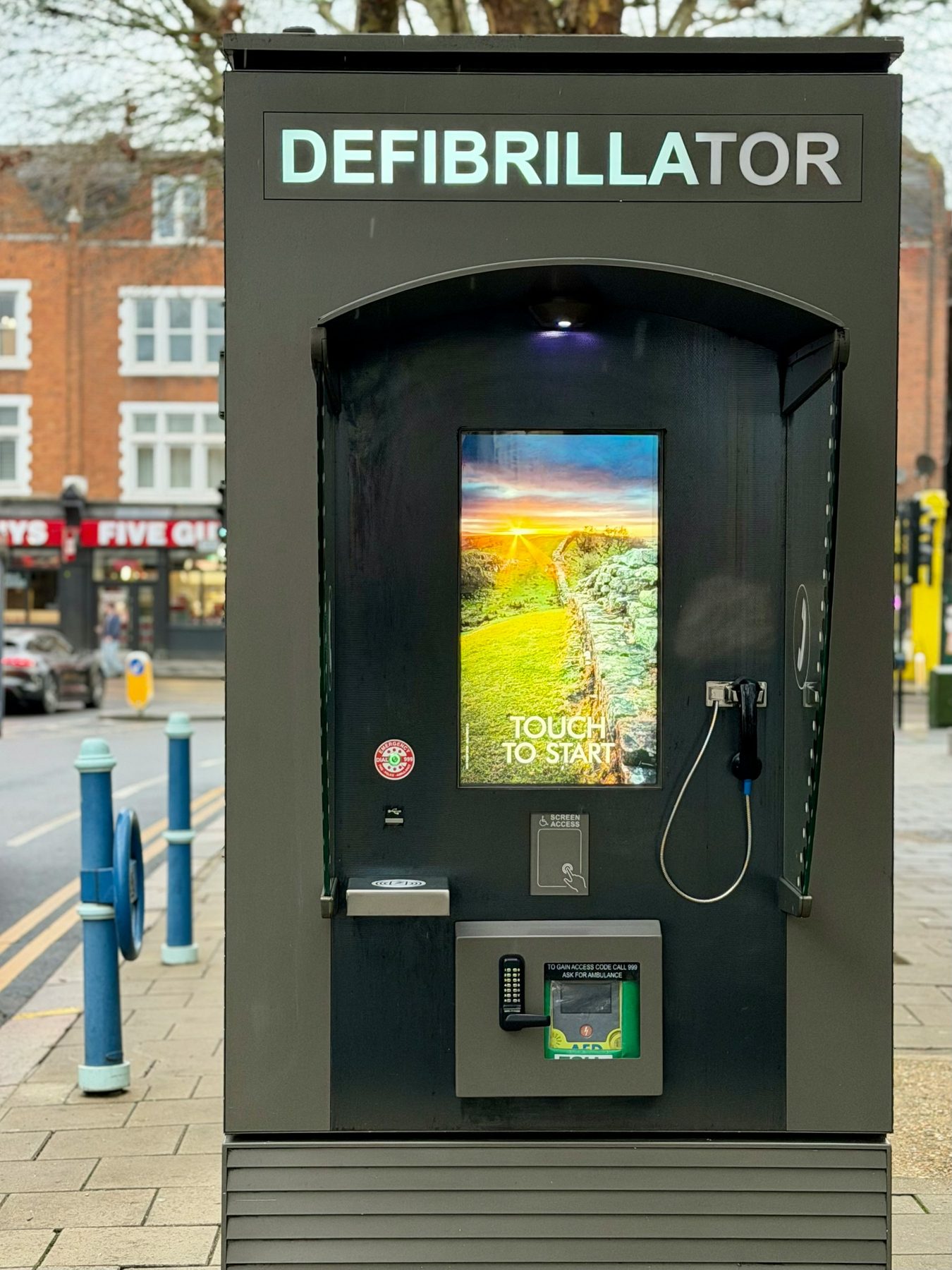 Offentlig hjertestarter (AED) montert på gate i London