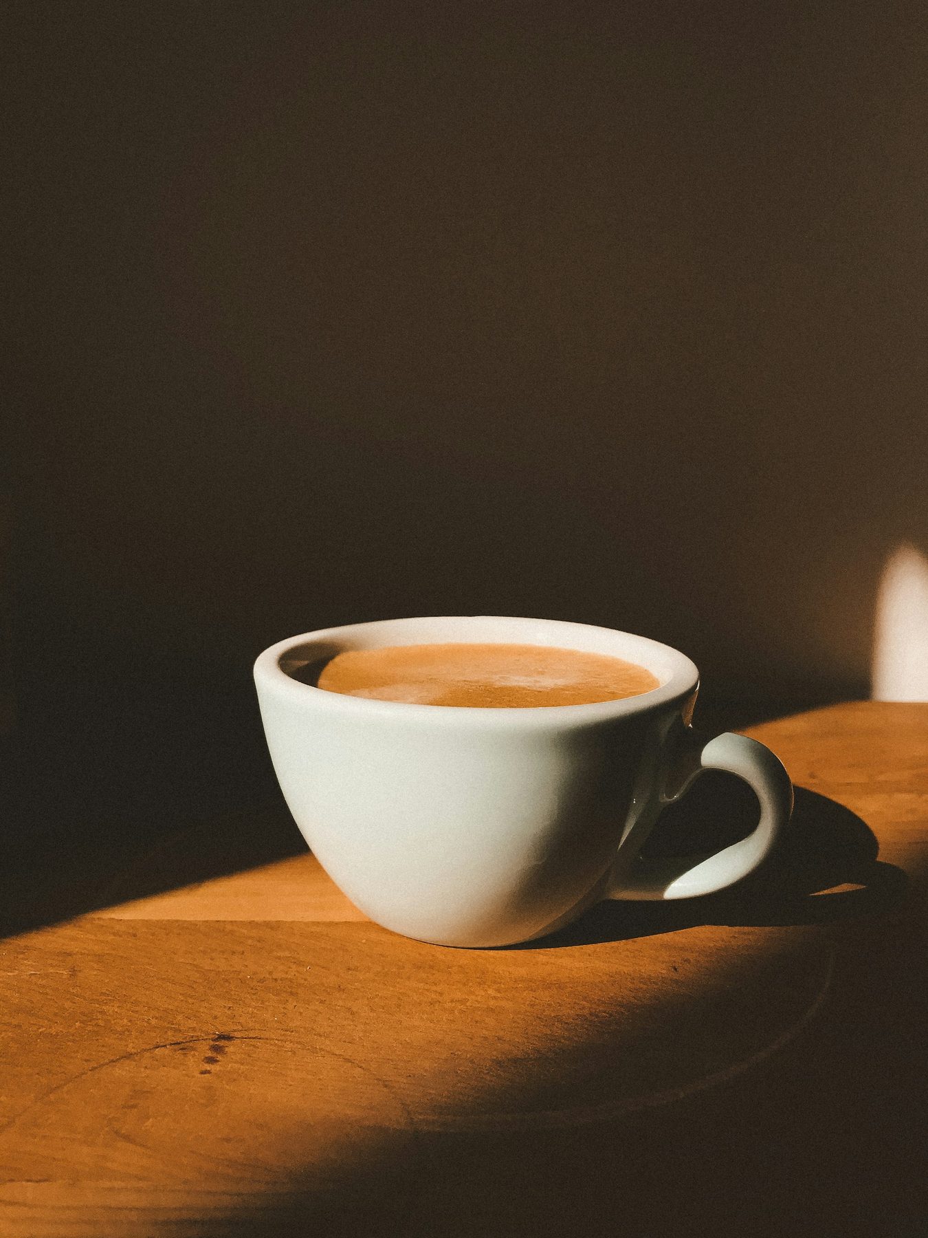 Kaffekopp på brunt trebord