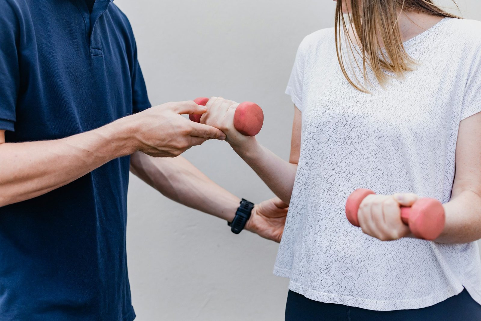 Mann og kvinne trener med vekter – rehabilitering