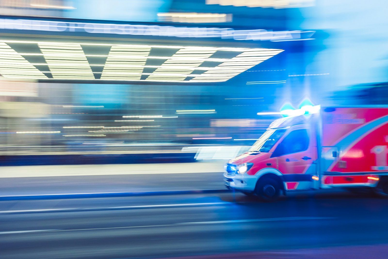 Ambulanse i fart – timelapse nattbilde